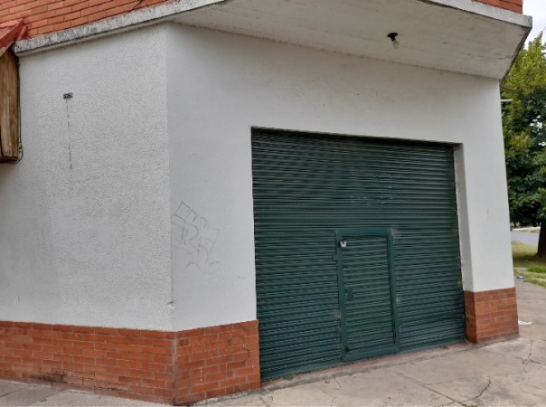 ALQUILER -  Local / Deposito en equina
