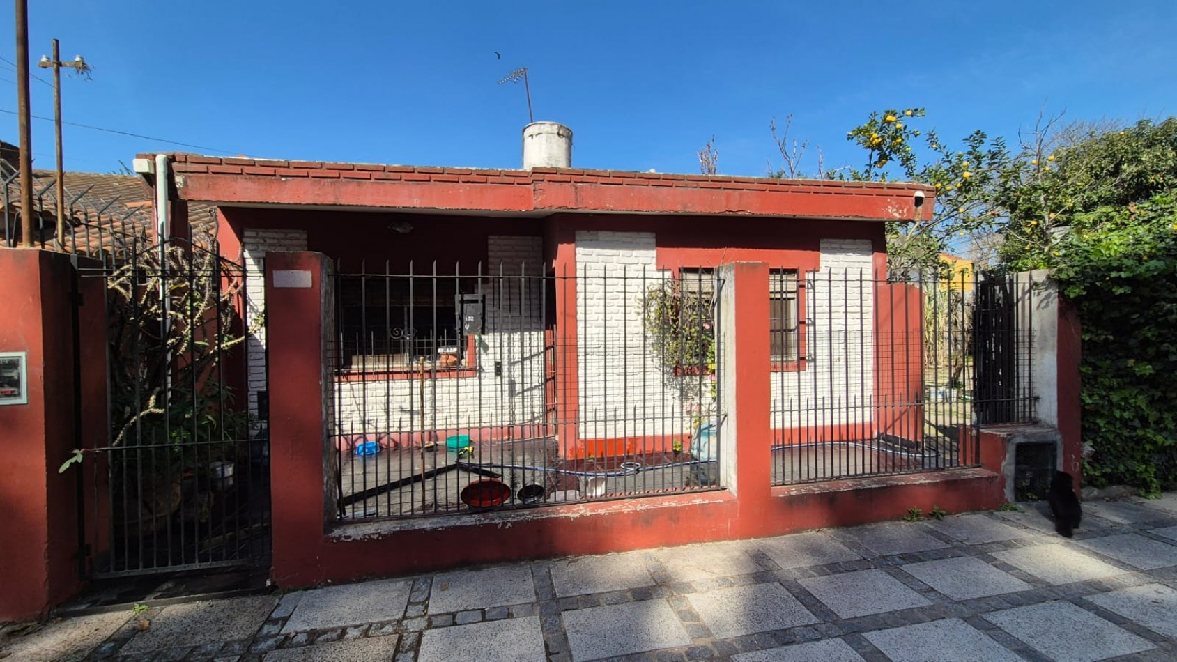 VENTA- CASA 3 AMBIENTES EN ESQUINA