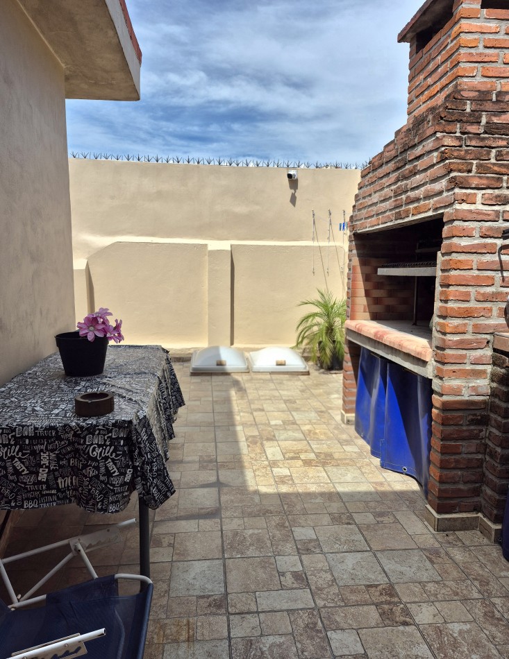 VENTA - CASA 6 ambientes con entrada individual