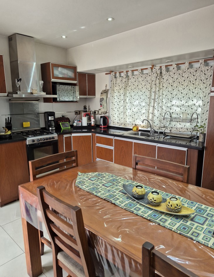 VENTA - CASA 6 ambientes con entrada individual