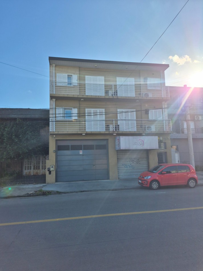 ALQUILER- Amplio Departamento 2 ambientes con cochera