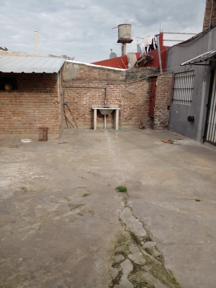 ALQUILER - CASA AMPLIA CON PATIO
