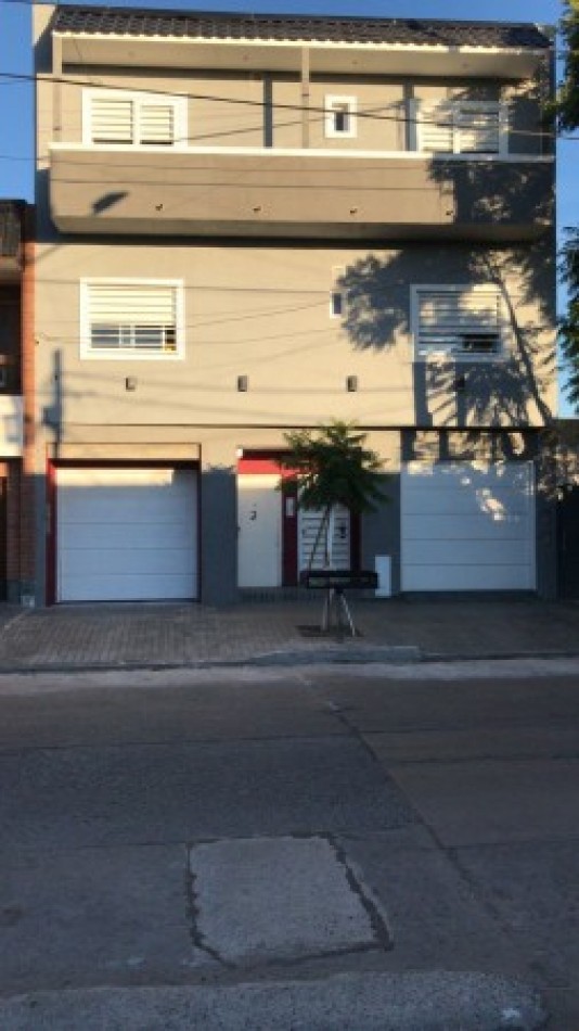 ALQUILER-DUPLEX 3 AMBIENTES CON PATIO Y COCHERA