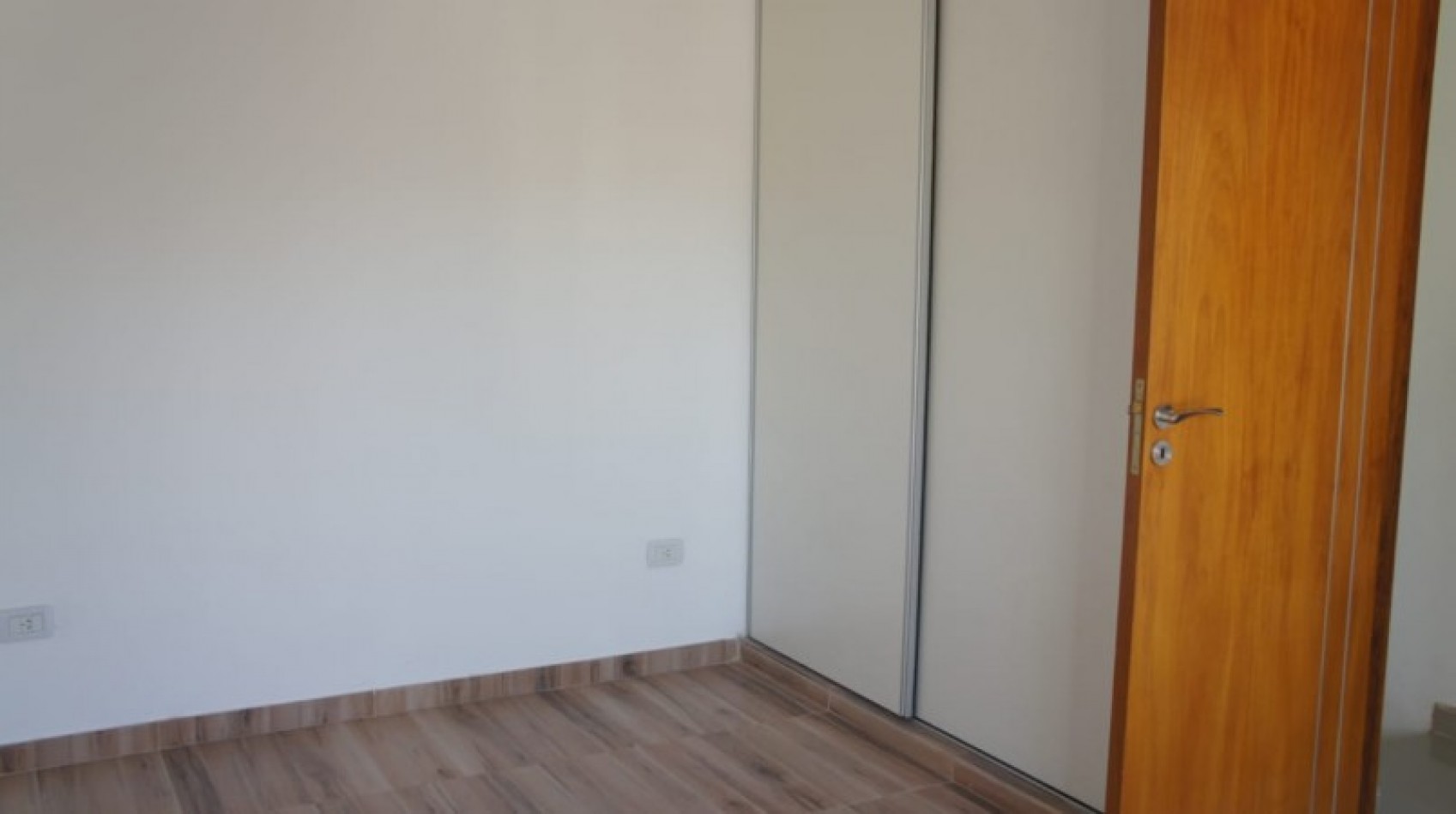 ALQUILER-DUPLEX 3 AMBIENTES CON PATIO Y COCHERA